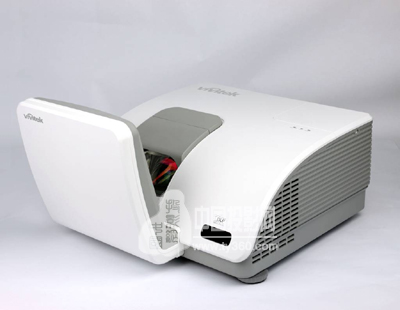 零距離投96英寸, 麗訊全球首發(fā)最強零距離超短焦投影機D795