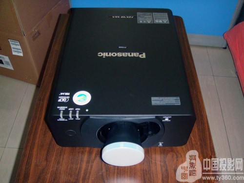 2倍變焦鏡頭 松下高亮工程投影機PT-FDX40上市