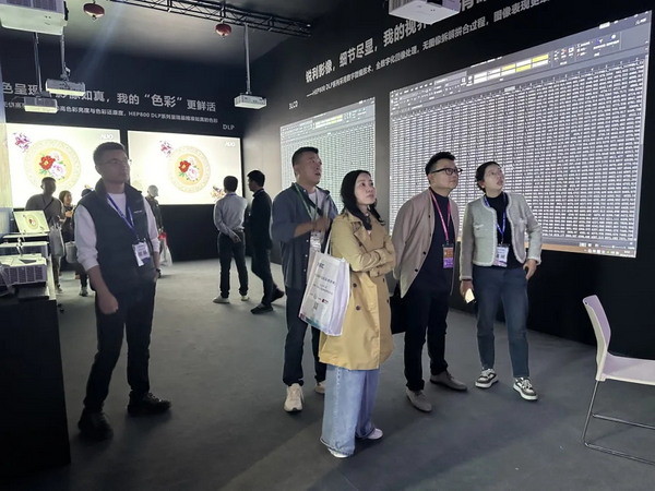 ����Ӳ�� 3LCD��ҕ�������¶��x DLP ͶӰ�C��